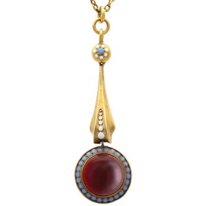 Antiker 7.90ct Granat Anhänger mit Emaille in 18kt Gelbgold Circa 1880
