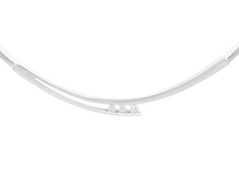 Op de afbeelding: Een zilveren ketting met een gebogen ontwerp en een rij kleine, heldere stenen.