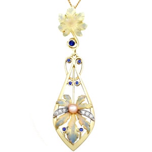 Colgante victoriano antiguo con zafiro de 0,19 ct y diamante de 0,11 ct, perla y esmalte en oro amarillo de 18 k