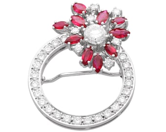 Broche antiguo de rubíes y diamantes: corona floral de oro blanco de 15k, circa 1970.
