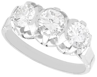 Anel antigo Trilogy com diamantes de 1,30 ct em platina, datado de cerca de 1925.