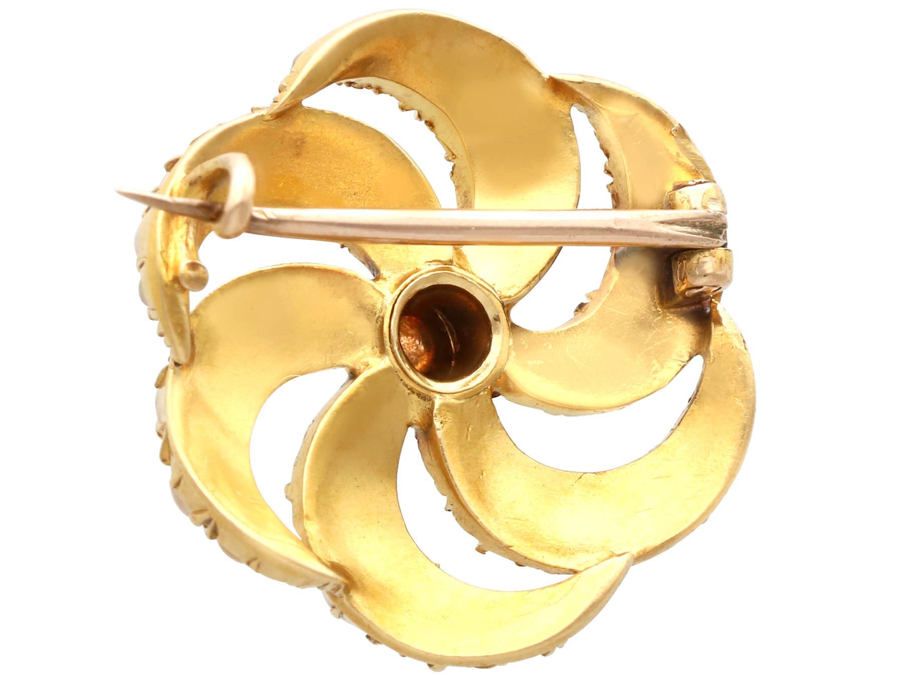 Broche Ancienne En Or Jaune 18 Carats Avec Perle Au Centre - Réf MP2418
