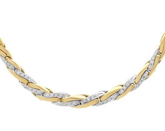 Op de afbeelding: Een gouden en zilveren ketting met een gevlochten ontwerp en kleine diamanten die in het metaal zijn gezet.