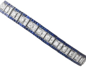 Könnte beinhalten: Rechteckiges Art-Déco-Armband mit abwechselnden Abschnitten aus quadratischen blauen Edelsteinen und klaren, runden Edelsteinen. Das Armband ist in Silber oder Weißmetall gefasst.