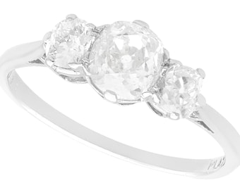 Anel antigo de três pedras em platina e diamante de 1,59 ct, datado de cerca de 1935.