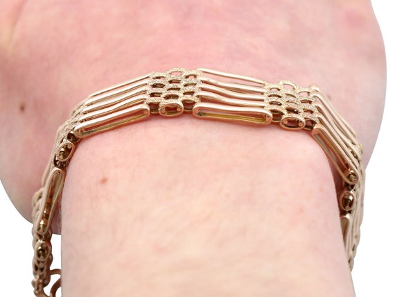 Gate clearance link bracelet