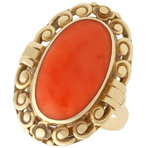 Anillo de cóctel de coral antiguo en oro amarillo de 14 k