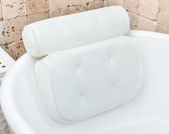 Peut inclure: Oreiller de bain blanc avec une forme profilée et un tissu en maille. L'oreiller est conçu pour offrir un soutien et un confort pendant le bain.