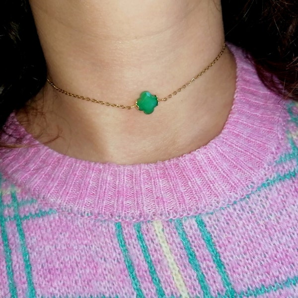 Collier femme ras de cou chaîne dorée acier inoxydable couleur or trèfle en verre vert entretoises dorées création artisanale