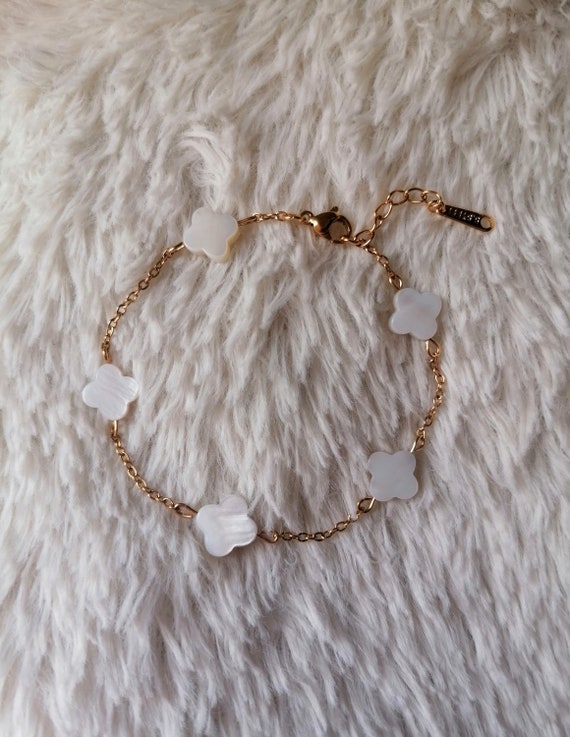 Women's bracelet with gold chain, stainless steel with gold color, multiple mother-of-pearl clovers, handcrafted.
