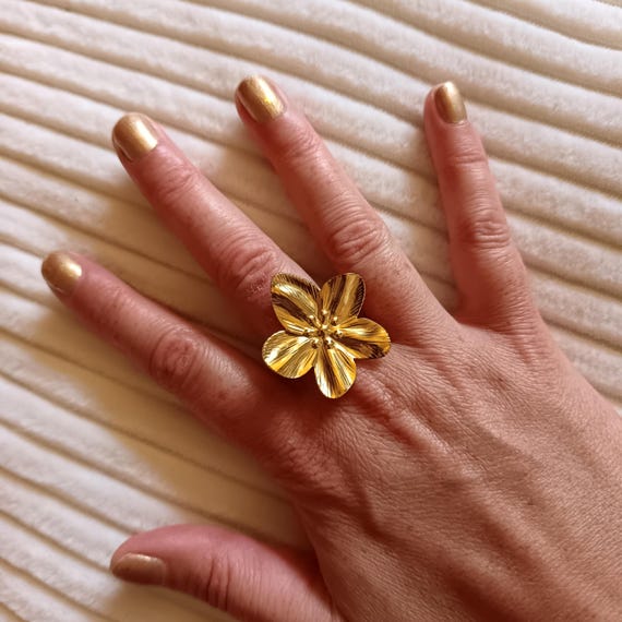 Adjustable gold or silver ring in 304L stainless steel with a large flower.