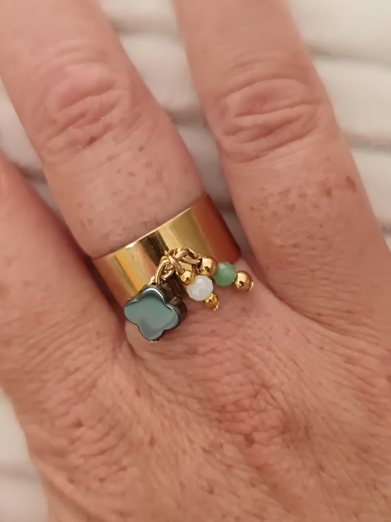 Adjustable gold-tone stainless steel ring (304L) with a black hematite clover, mother-of-pearl and green beads, handcrafted.