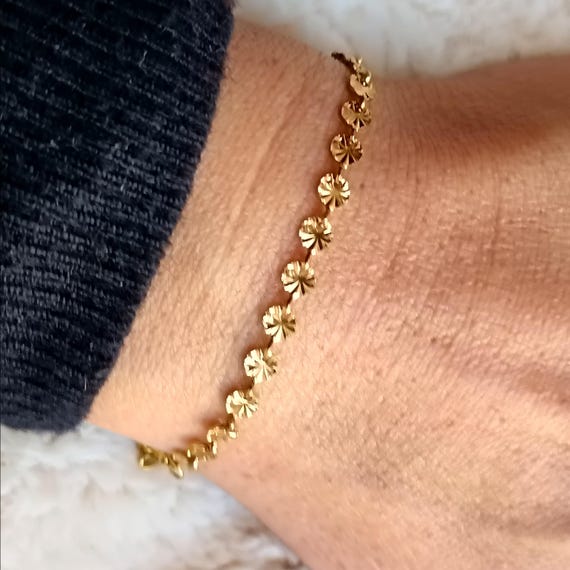 Women's bracelet with gold chain, stainless steel in gold color, and striated medallions