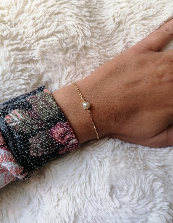 Women's bracelet with gold chain, stainless steel, gold color, mother-of-pearl bead, gold spacers, handcrafted.