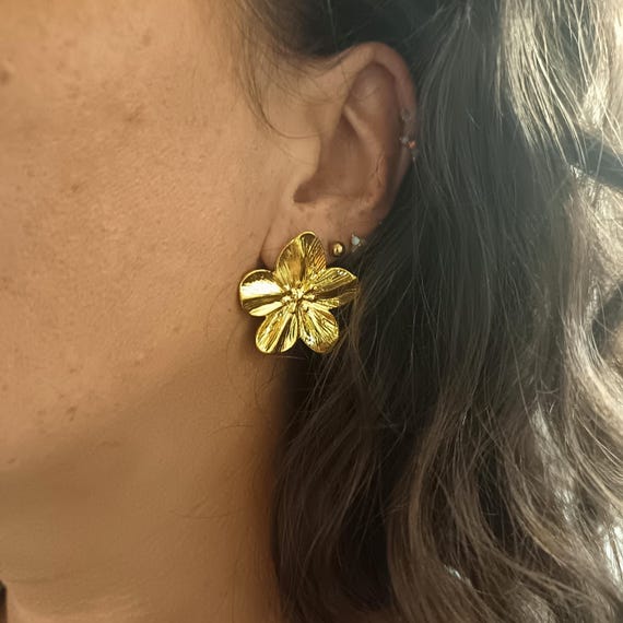 Gold-tone stainless steel (304L) floral pattern earrings
