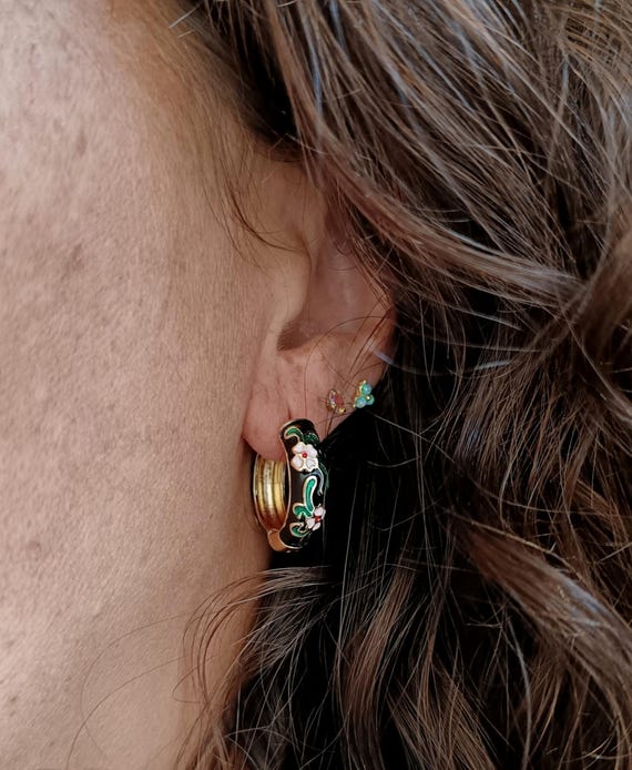 Gold-tone stainless steel (304L) earrings with black flowers