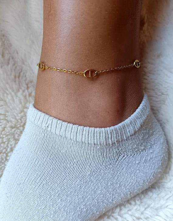 Gold-tone stainless steel anklet for women, marine-style link chain with pig's nose clasp, handcrafted. Made of 304L stainless steel with a gold color.