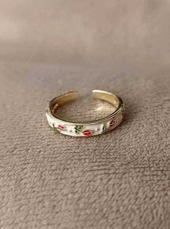 White, red, and green gold ring with a red tulip floral enamel motif and gold trim, made of adjustable 304L stainless steel