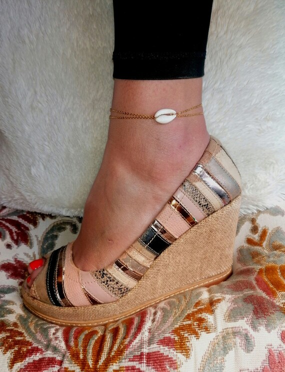 Double chain anklet in gold-tone stainless steel with a natural white cowrie shell, handcrafted.