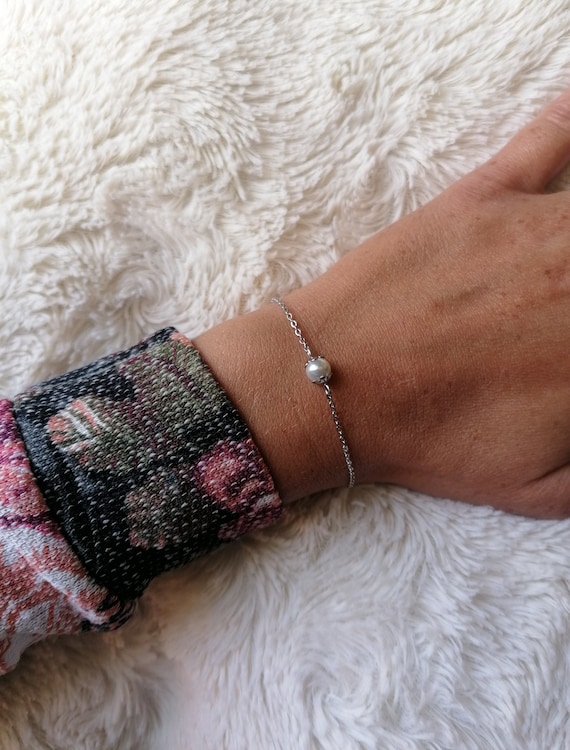 Women's bracelet with silver chains, stainless steel in silver color, mother-of-pearl bead, silver spacers, handcrafted.