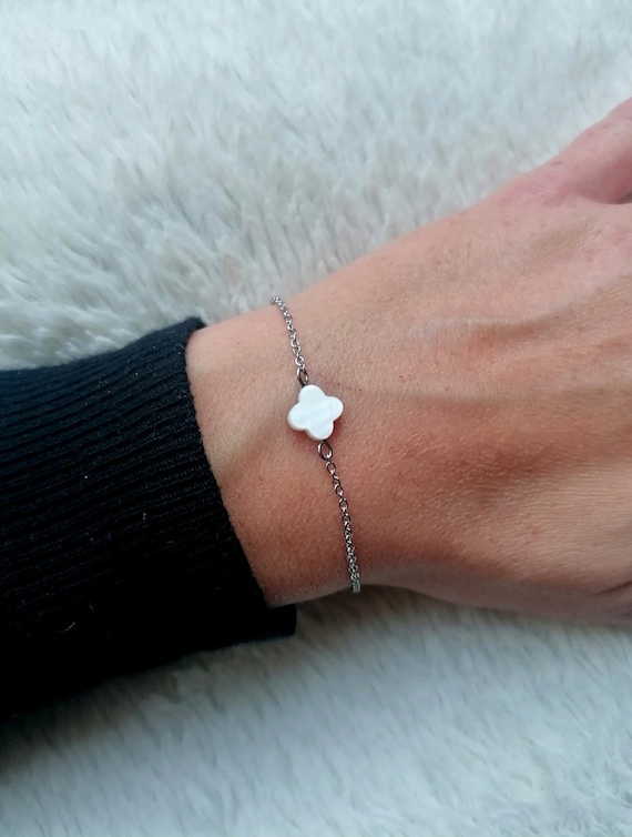 Women's bracelet with a silver or gold chain, stainless steel in silver or gold color, mother-of-pearl clover. Anne's jewelry, handcrafted creations.