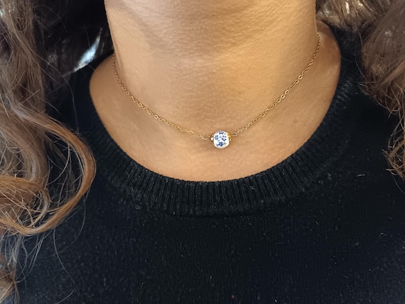 Women's choker necklace, gold-tone stainless steel chain, white enameled pearl, blue flowers, handcrafted by Lesbijouxdannece