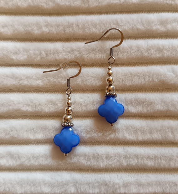 Silver-tone 304L stainless steel earrings with intertwined blue glass clovers and silver beads. Handmade.