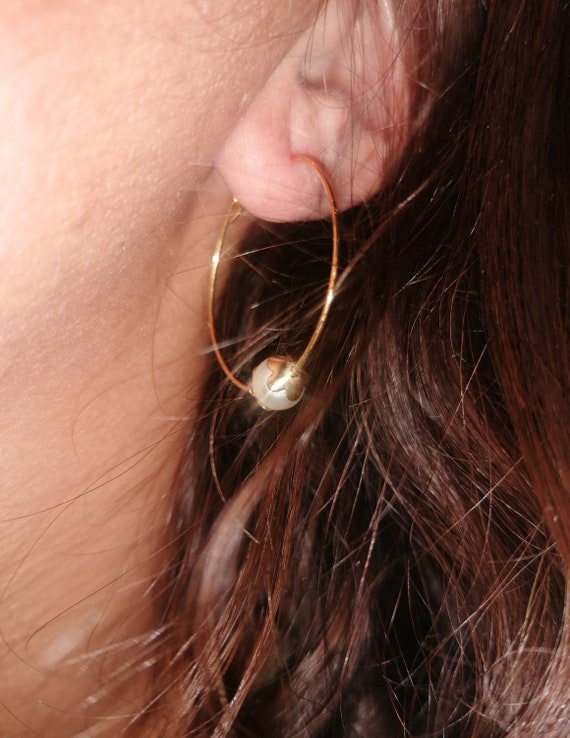 Gold or silver hoop earrings. 304L stainless steel, gold or silver color, mother-of-pearl beads, gold trim. Handmade.