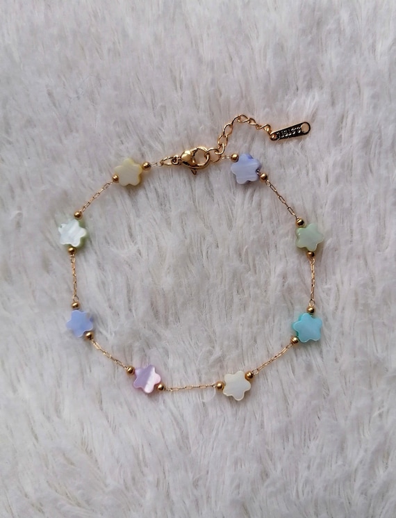 Women's bracelet with gold chain, stainless steel in gold color, multiple mother-of-pearl flowers in pastel colors, handcrafted.