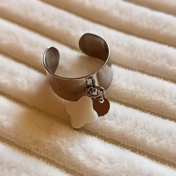 Adjustable silver-tone ring in 304L stainless steel with a natural mother-of-pearl clover and small medallion, handcrafted.