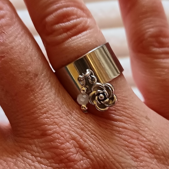 Adjustable silver ring in 304L stainless steel with a pink charm and mother-of-pearl bead. Handmade by Anne Cé's Jewelry.