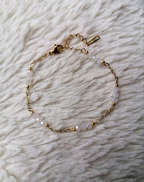 Women's bracelet with gold chain, stainless steel in gold color, small faceted mother-of-pearl beads, handcrafted design