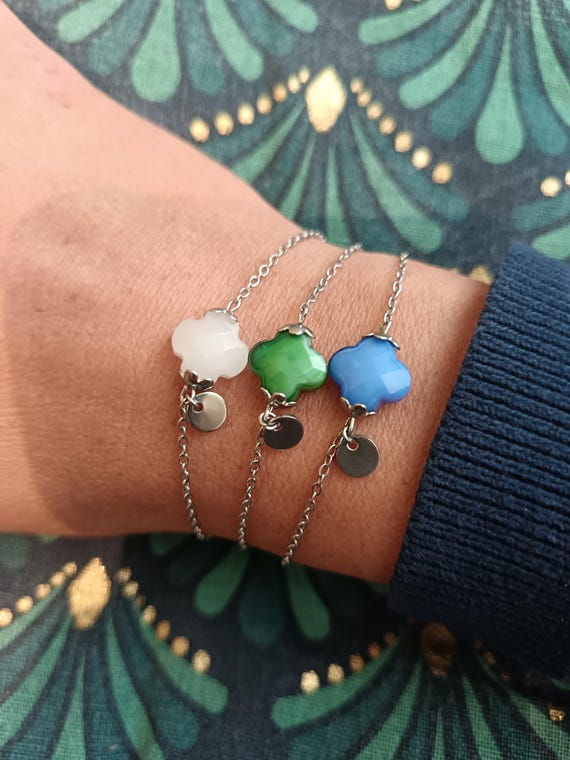 Women's bracelet with a silver chain, stainless steel in silver color, glass clovers (white, blue or green), and a small medallion. Handmade.