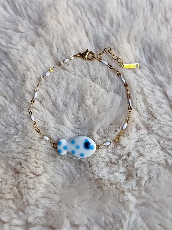 Gold-tone stainless steel (304L) chain bracelet with a white ceramic fish with blue dots on a white enamel beaded chain