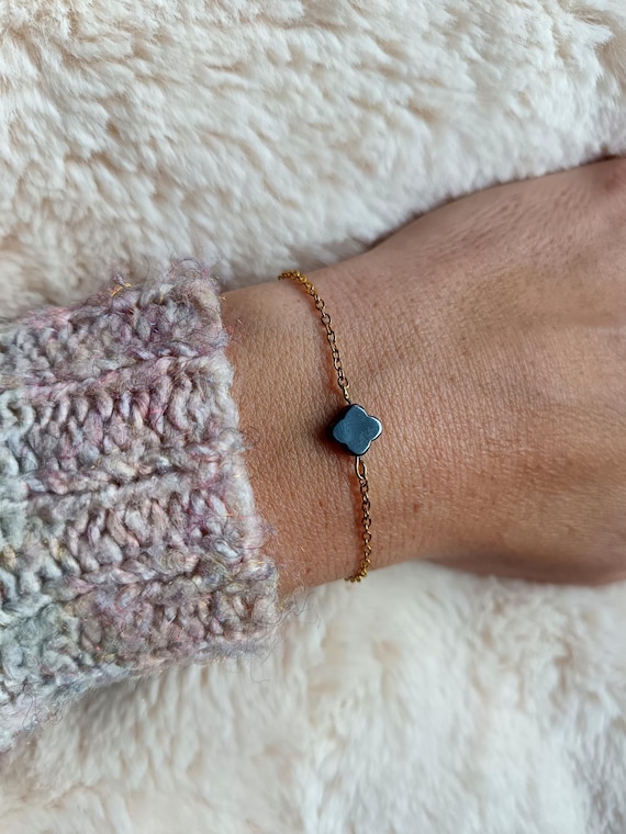 Women's bracelet with a gold or silver chain, 304L stainless steel in gold or silver color, and a natural mother-of-pearl clover. Anne's jewelry.