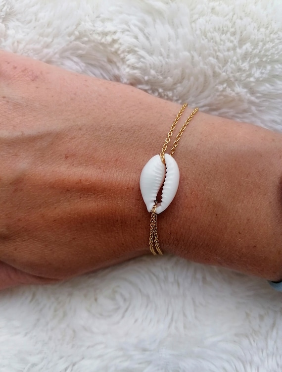 Women's bracelet with double gold chains, stainless steel with a natural white cowrie shell, handcrafted.