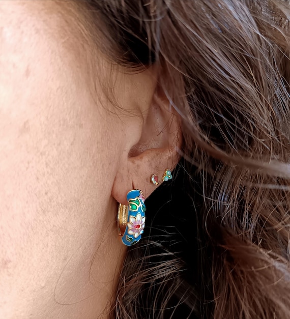 Gold-tone stainless steel 304L earrings with blue flowers