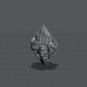 Może przedstawiać: Szara rzeźba w kształcie rombu z misternymi detalami i wyrytym numerem "10" na powierzchni.