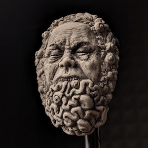 Handgemaakte betonnen gotische gezicht muur plaquette sculptuur: macabere woondecoratie schepsel fantasie donkere horror rare eigenaardigheden waterspuwer monsterkop