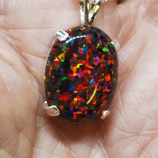 Grand collier d'opale cerise noire, à voir absolument Cherry Fire en vidéo ! Opale créée en laboratoire, 15 x 20 mm, pendentif unisexe en argent sterling 925, chaîne en argent sterling de 18 po.