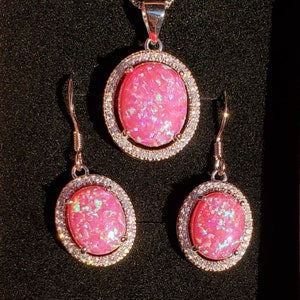 Puede incluir: Un collar con colgante de &oacute;palo rosa y un juego de pendientes a juego con una cadena de plata y detalles de circonita c&uacute;bica transparente.