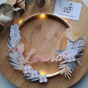 Luce notturna personalizzata con nome di uccello e fiore - nome personalizzato - cerchio di legno - regalo di nascita - decorazione personalizzata per la stanza