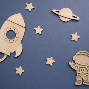 Astronaut rocket wall decoration – wooden rocket and star decor – baby room decor, baby gift, children's room decor, natural wood
