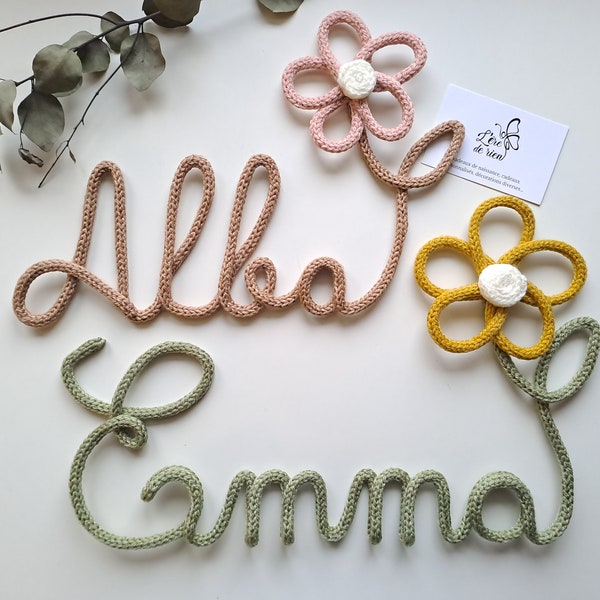 Nombre personalizado tejido a mano con flores - Decoración de pared infantil - Decoración para la habitación del bebé