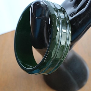Vintage Emerald Green Thick Bakelite Bangle Bracelet