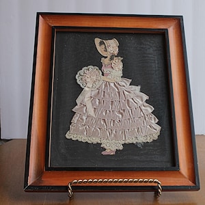 Vintage Pink Ribbon Puppe gerahmtes Bild