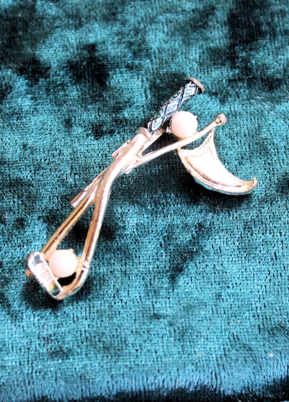 Golf brooch deals