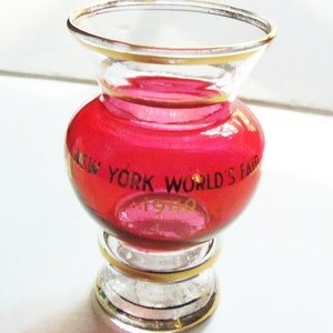 Vintage New York World&#39;s Fair 1940 Souvenir Ruby Glass Vase
