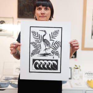 Airone e onda Linoleografia – Arte stampata a mano – Landes Nature – Edizione limitata firmata – Illustrazione di mare e fauna selvatica