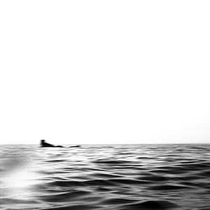 ART PRINT Numerada - Fotografía Plata - Lista para enmarcar 30x40cm - Surfista Blanco y Negro Costa Atlántica - Soledad Acuática